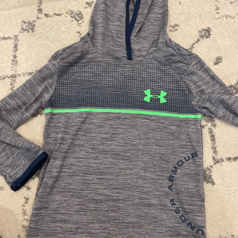 EUC boys size 5 Under Armour hooded pullover